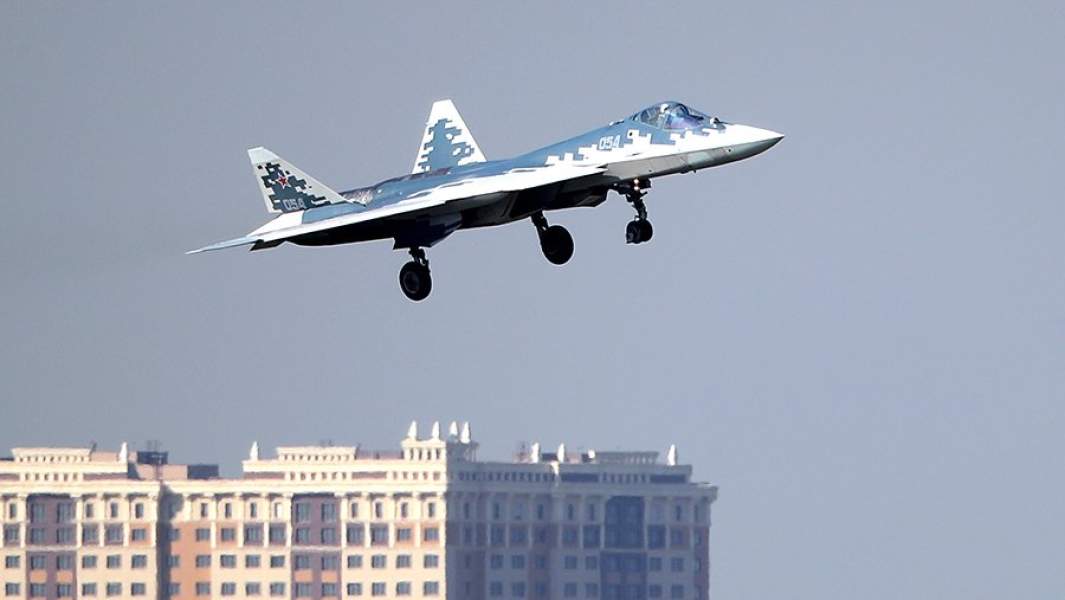 Многофункциональный истребитель пятого поколения Су-57 во время полета на Международном авиационно-космическом салоне МАКС-2019 в Жуковском
