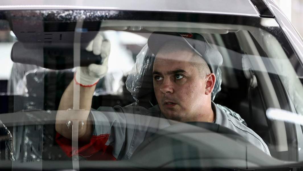 Сотрудник завода Haval проверяет готовый автомобиль