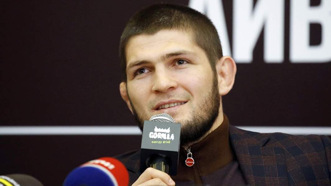 Боец смешанного стиля, чемпион Абсолютного бойцовского чемпионата (UFC) Хабиб Нурмагомедов во время пресс-конференции