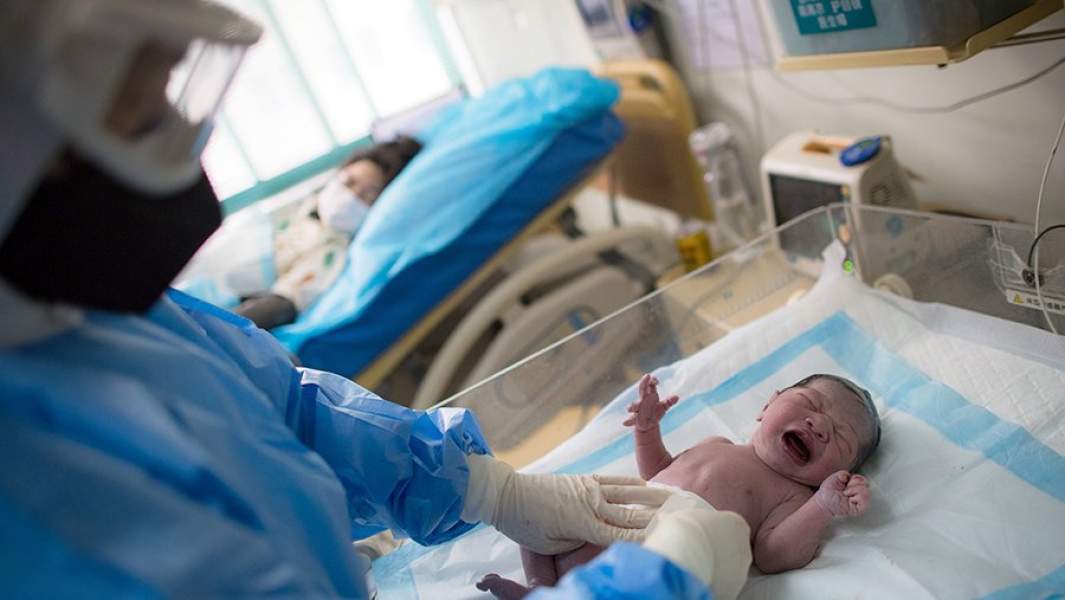 Роженица в одной из Уханьских больниц