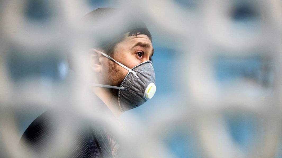 Верующий в защитной маске во время пятничной молитвы