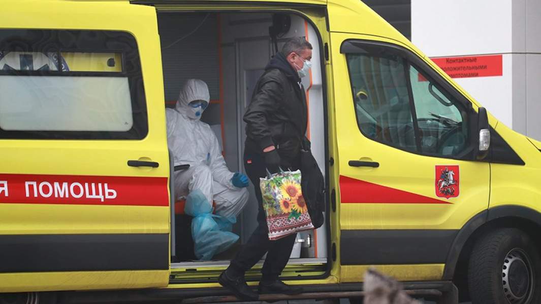 Сотрудник скорой медицинской помощи и пациент с подозрением на коронавирус на территории многопрофильного медицинского центра «Новомосковский»