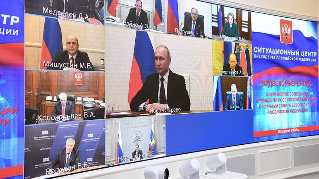 Экран в ситуационном центре в Кремле во время совещания Совета безопасности РФ в формате видеоконференции