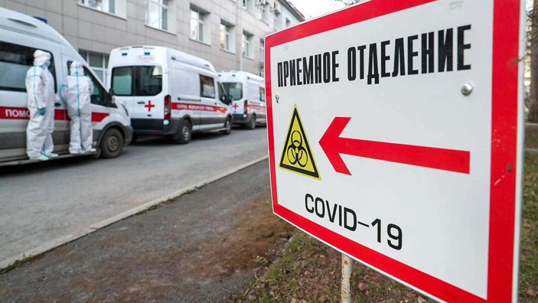 Автомобили скорой помощи у приемного отделения Центральной городской клинической больницы №24 в Екатеринбурге