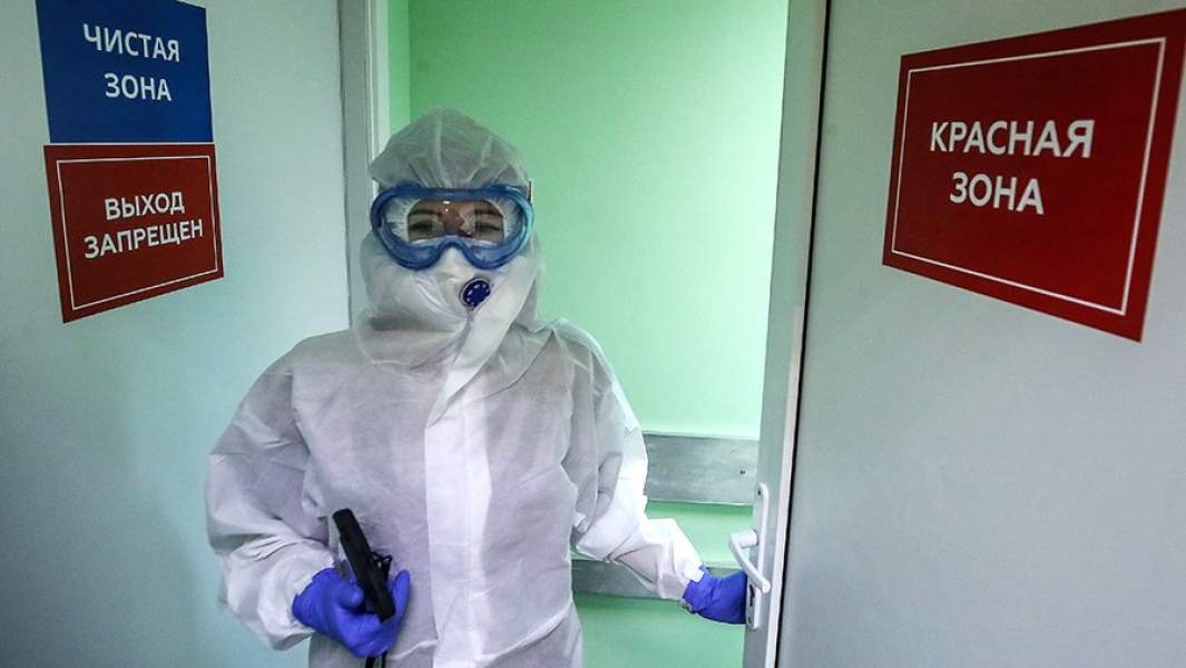 Медицинский сотрудник возвращается из «красной» зоны после смены в госпитале COVID-19 в городской клинической больнице №64 имени В.В. Виноградова