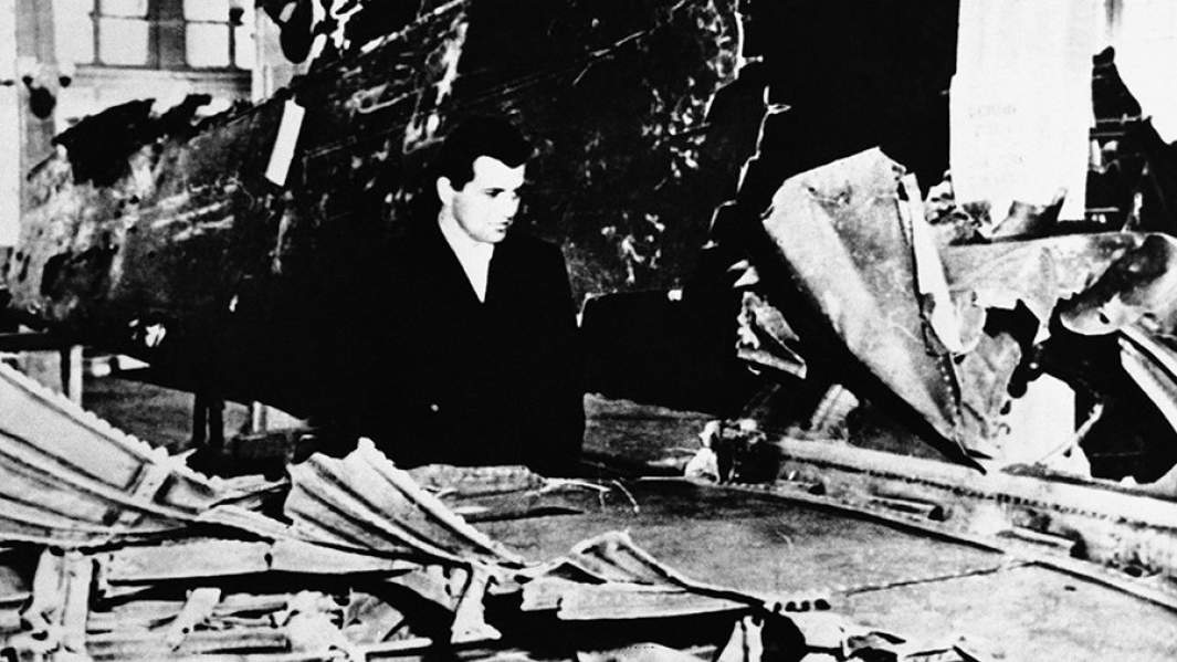 Фрэнсис Гэри Пауэрс осматривает обломки самолета, на котором он летел