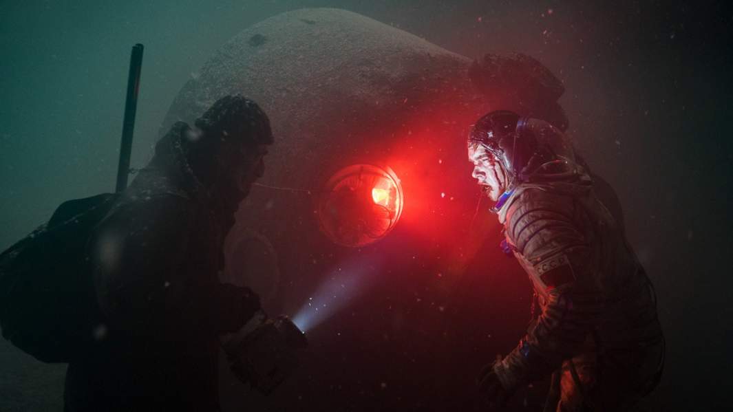 Кадр из фильма «Спутник»