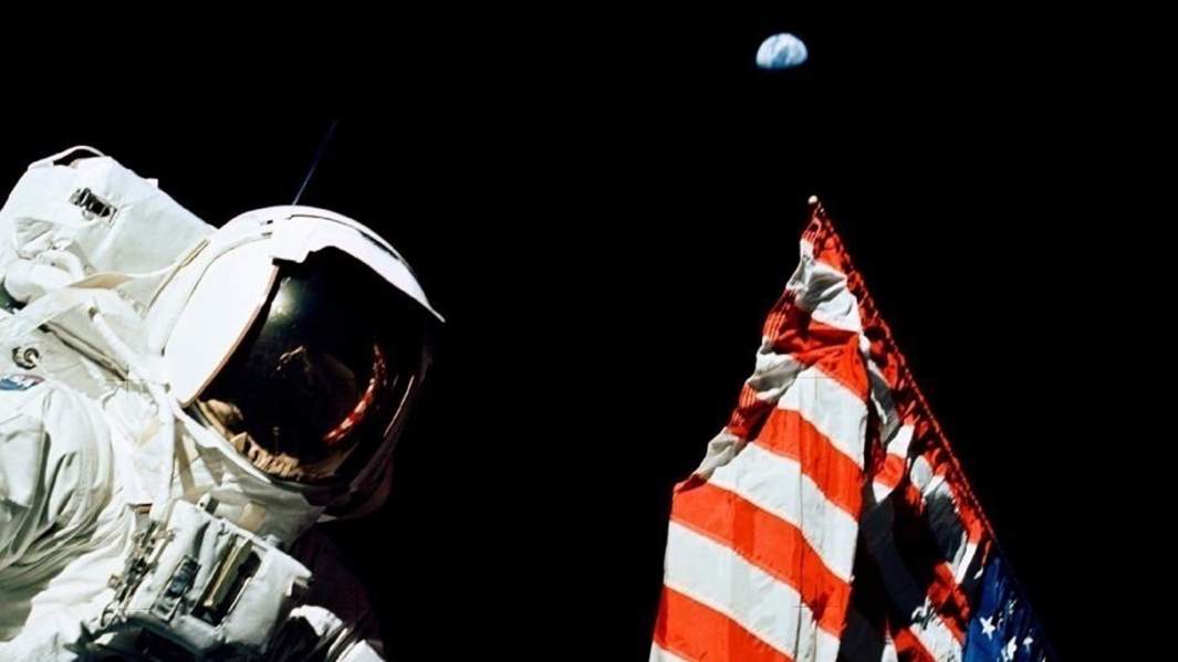 астронавт на луне 
