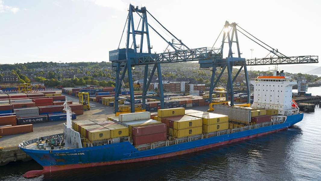 Контейнеровоз в порту