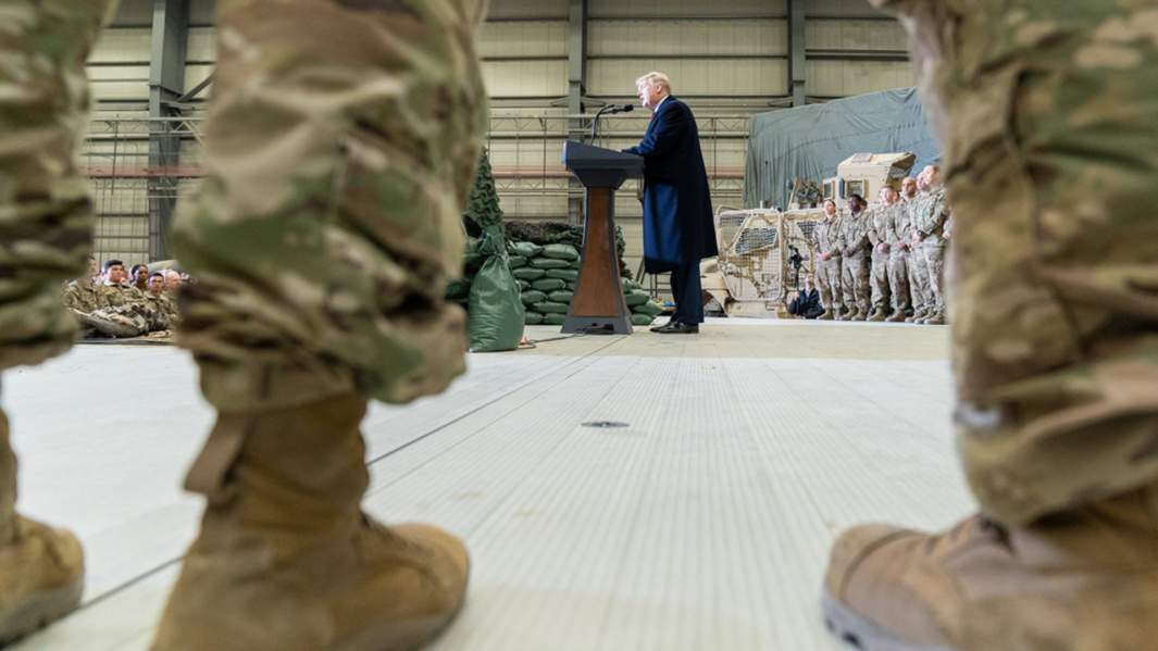 Трамп на фоне военных 