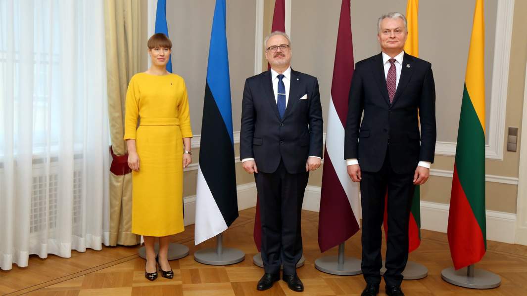 Президент Эстонии Керсти Кальюлайд (слева), Президент Латвии Эгилс Левитс (в центре)  и Президент Литвы Гитанас Науседа (справа)
