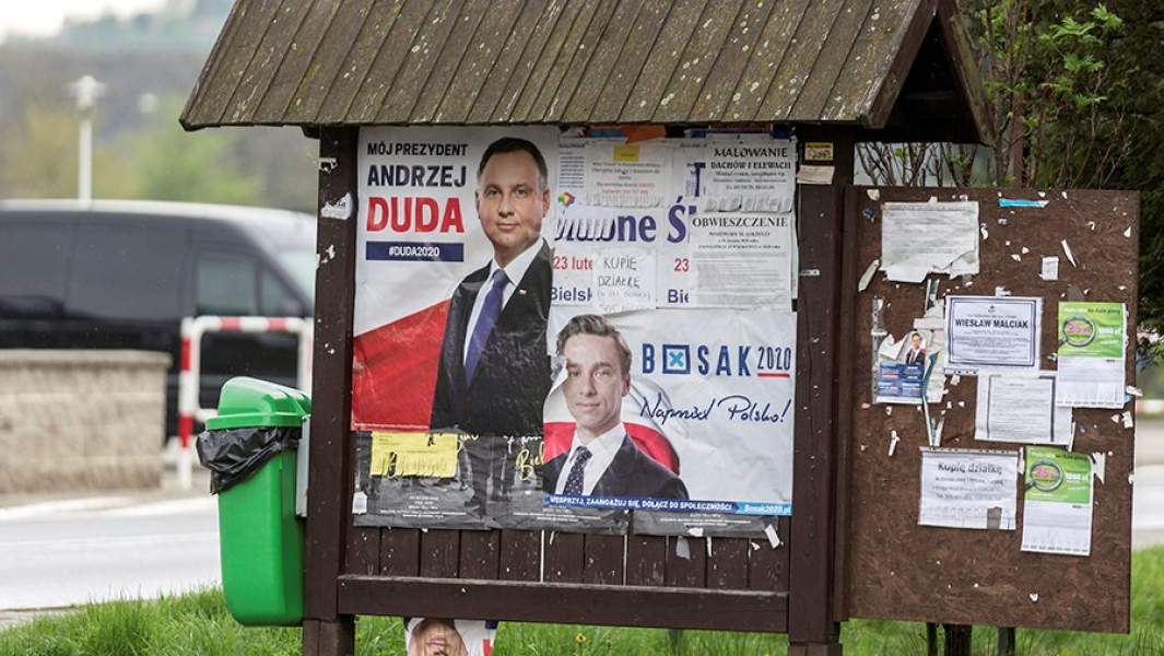 Плакаты в поддержку действующего главы государства Анджея Дуды и бывшего депутата сейма Кшиштофа Босака