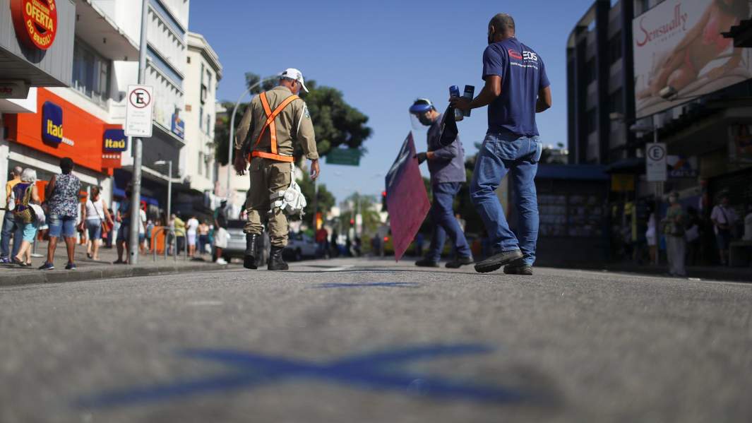 Нанесение разметки для соблюдения социальной дистанции в Рио-де-Жанейро
