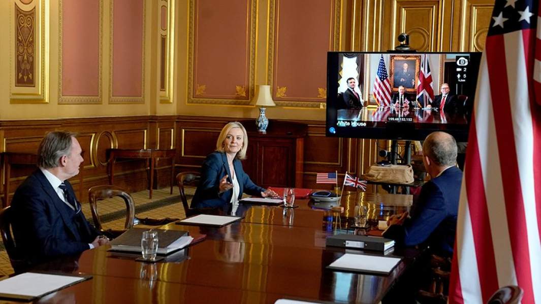 Министр внешней торговли Британии Элизабет Трасс и торговый представитель США Роберт Лайтхайзер во время переговоров в режиме видеоконференции. 5 мая 2020 года