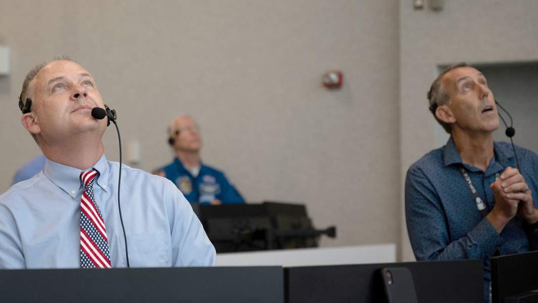 Норм Найт, заместитель директора Управления полетов в Космическом центре имени Джонсона НАСА, наблюдает за запуском ракеты SpaceX Falcon 9 с космическим кораблем компании Crew Dragon в миссии «Демо-2» во Флориде