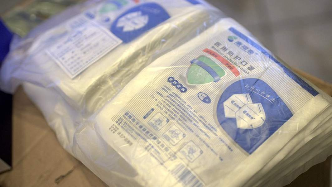 Защитные маски из Китая, доставленные в качестве гуманитарной помощи в одну из стран ЕС