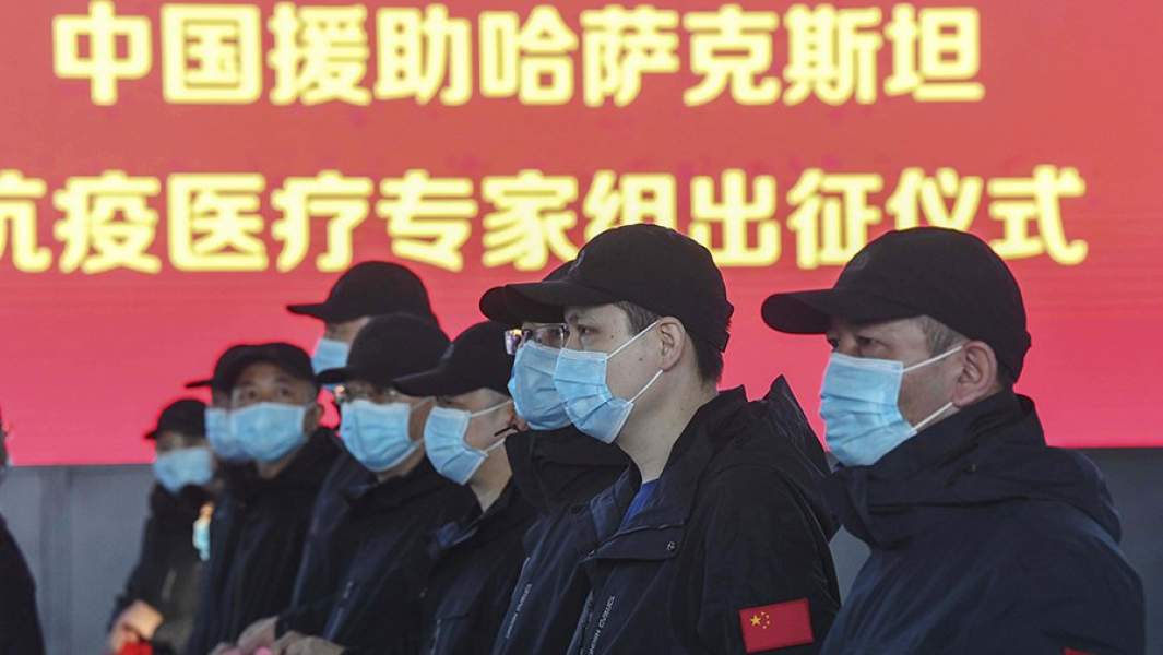 Группа китайских медиков отправляется в одну из стран ЕС для борьбы с пандемией коронавируса
