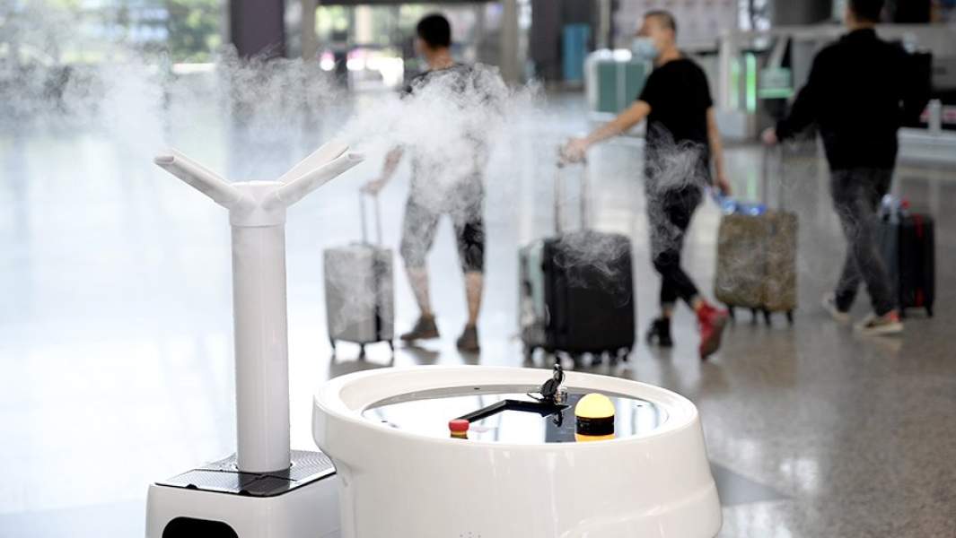 Робот-дезинфектор в аэропорту
