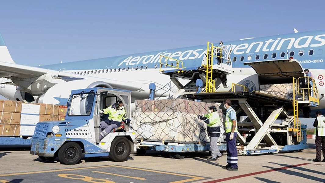 Разгрузка гуманитарной помощи из Китая в аэропорту Буэнос-Айреса