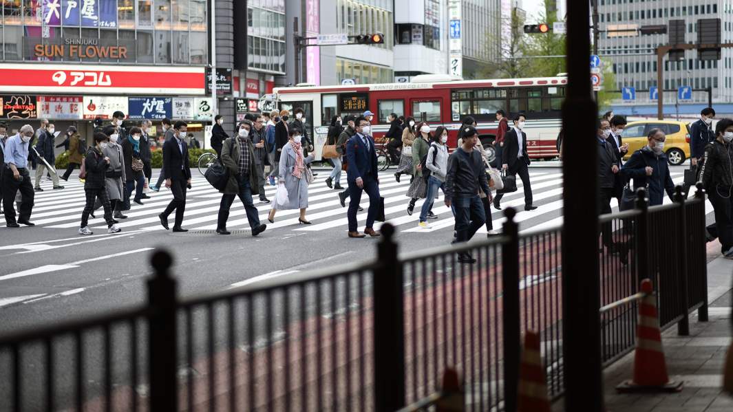 Люди на улицах Токио
