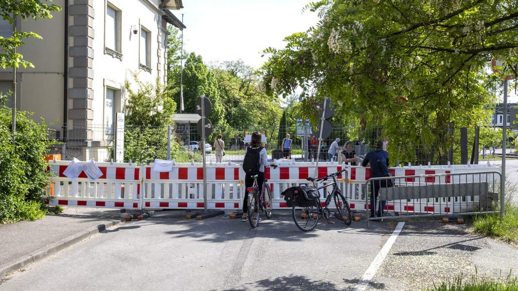 Люди на границе Германии и Швейцарии