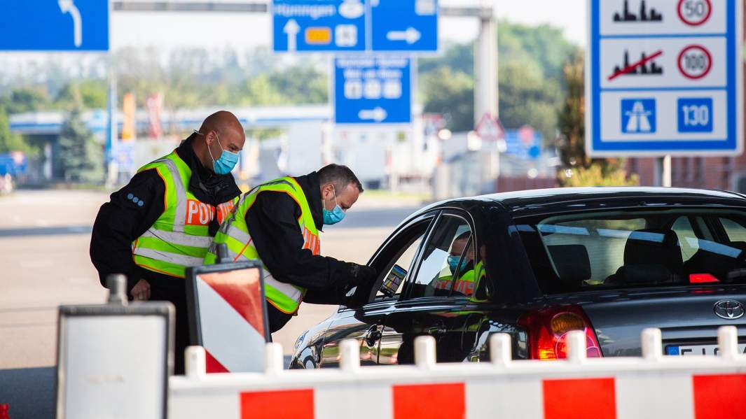 Полицейские на пограничном посту между Германией и Швейцарией