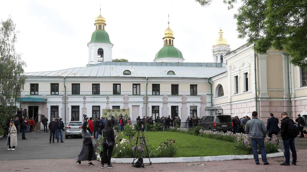 Журналисты у входа в музей Ивана Гончара