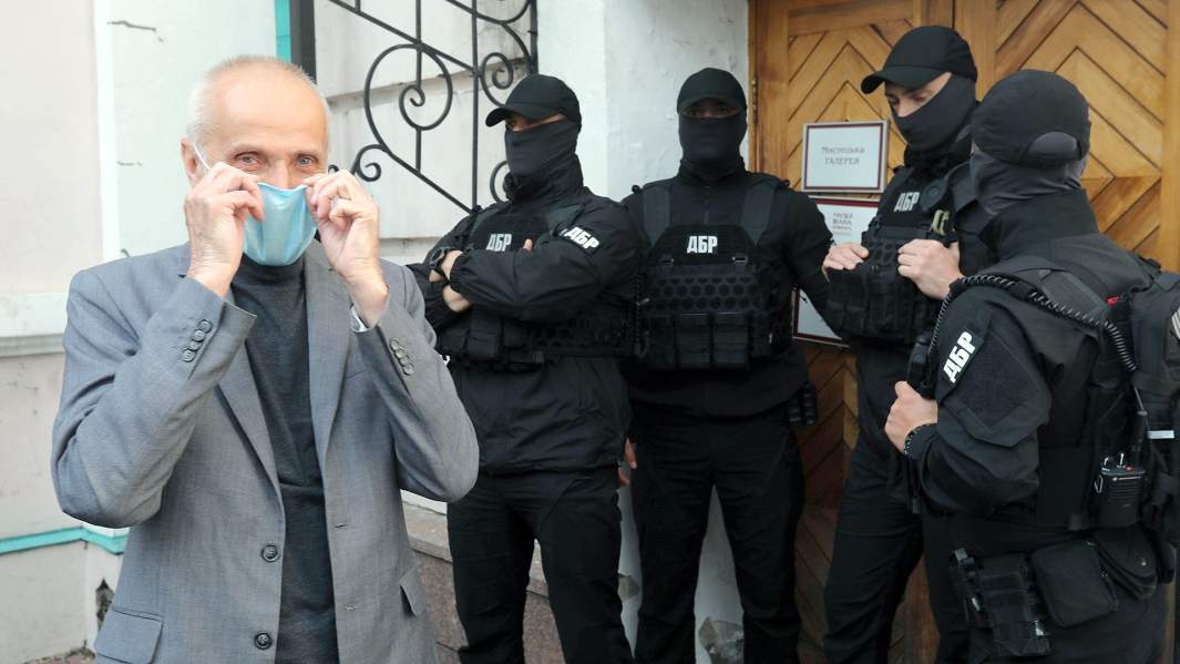 Сотрудники ГБР у входа в музей