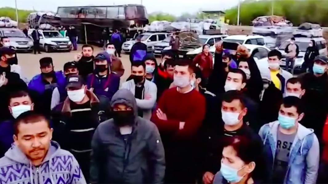 Трудовые мигранты из Узбекистана на российско-казахстанской границе