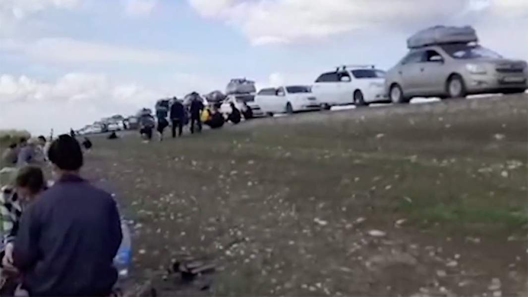 Застрявшие на российско-казахстанской границе трудовые мигранты из Центральной Азии