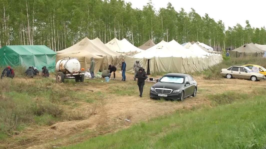 Палаточный лагерь мигрантов в Бузулуке близ границы с Казахстаном