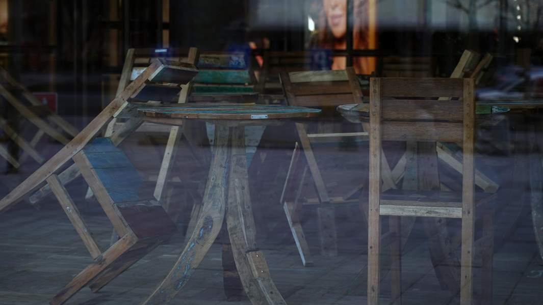 Пустые столики в закрытом кафе