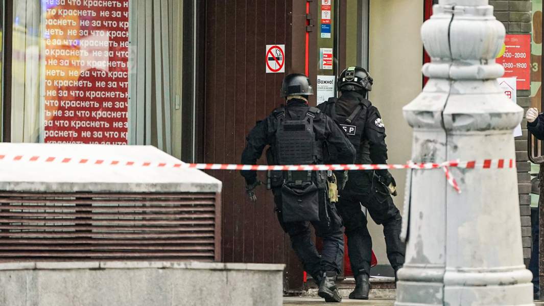 Сотрудники СОБР в момент штурма 