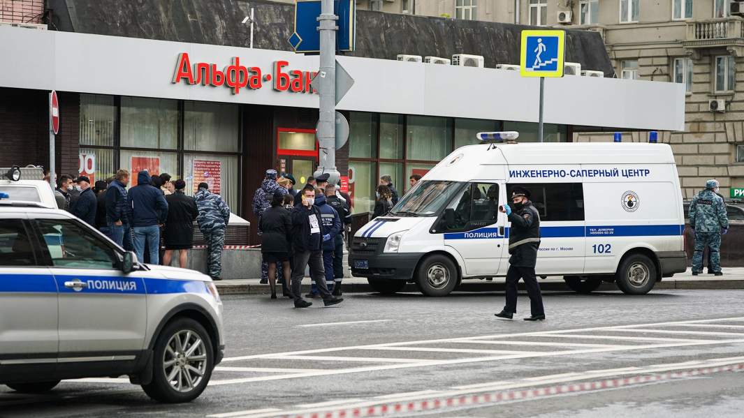 Машина инженерно-саперного центра полиции