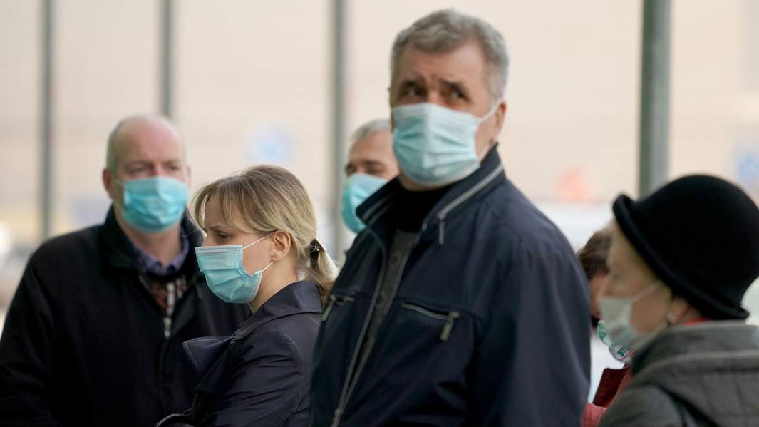 короновирус прохожие люди