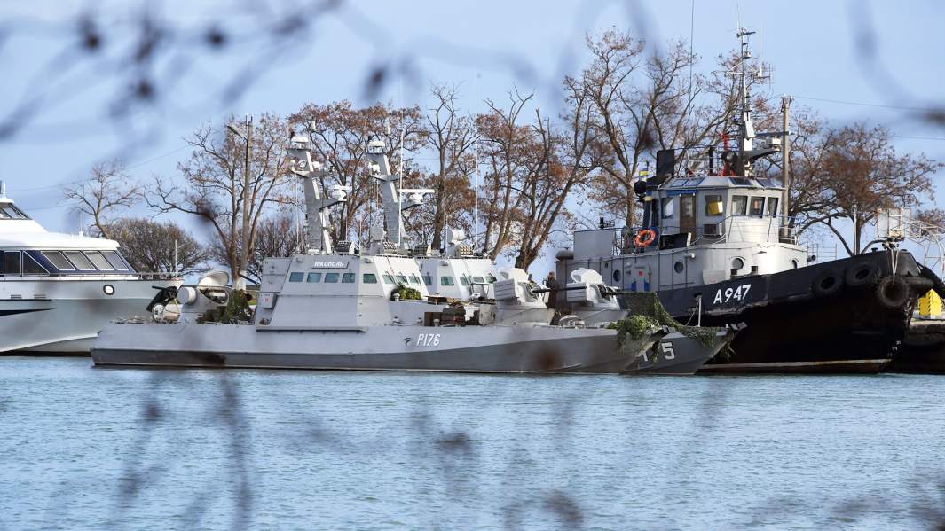 Удерживаемые в Керчи после нарушения границы украинские корабли