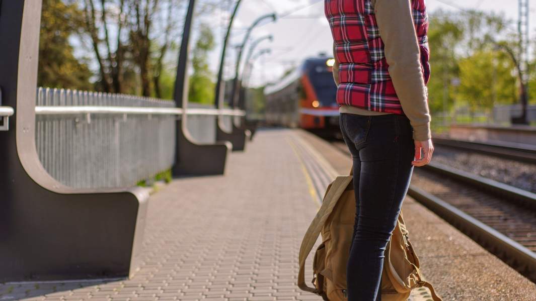 девушка на станции