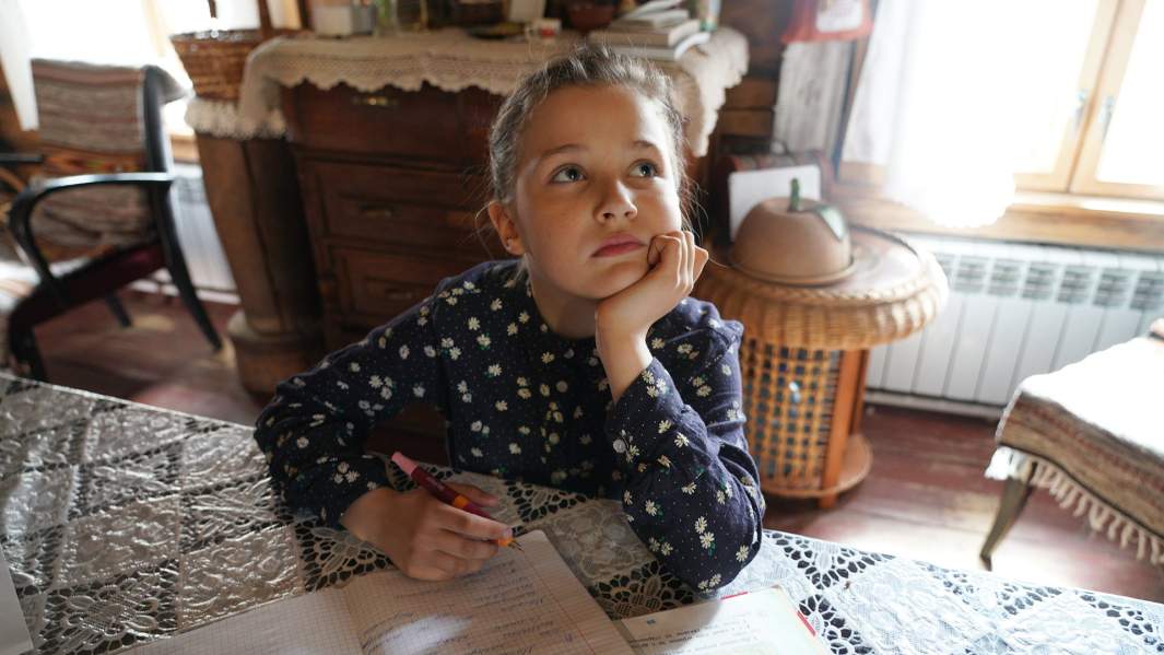 девочка делает уроки