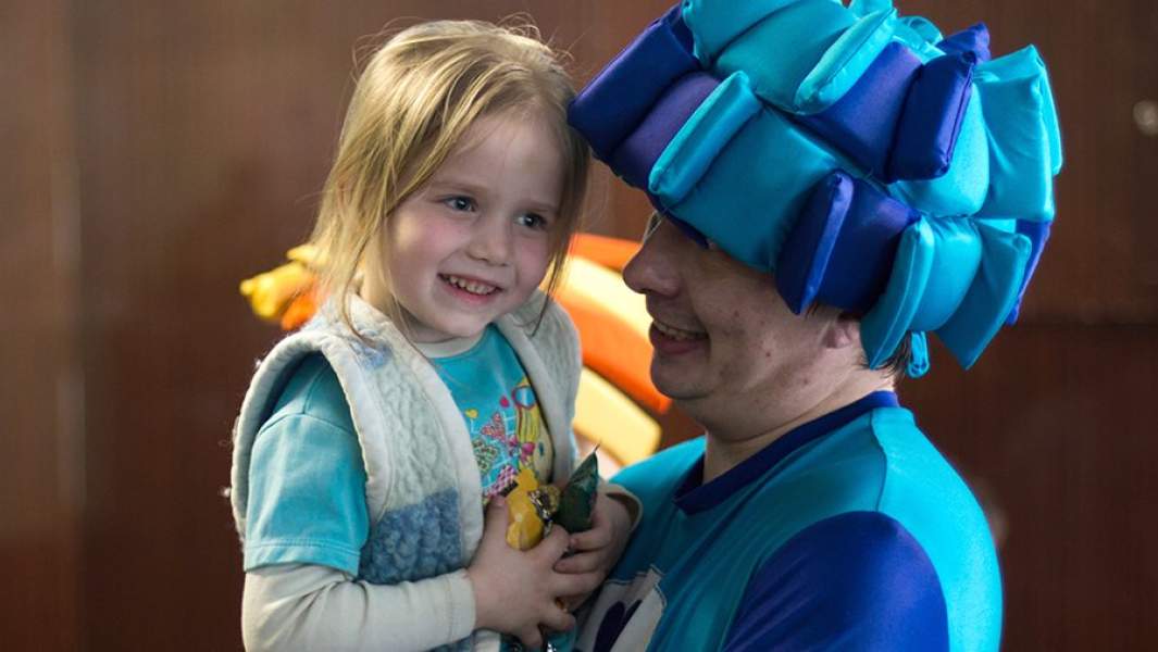 Аниматоры развлекают детей