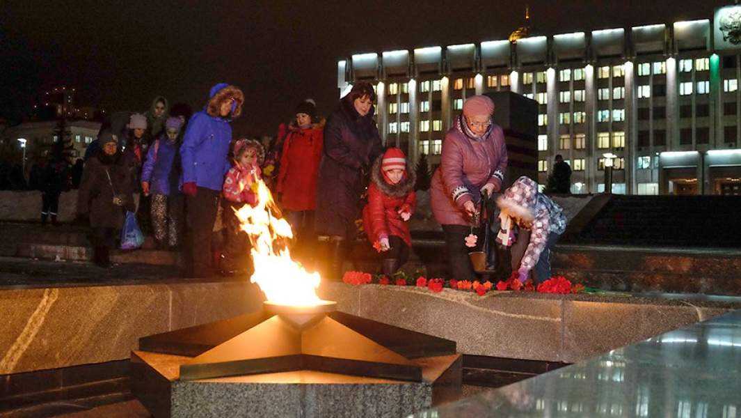 Школьники и их родители возлагают цветы к вечному огню на площади Славы в Самаре во время Всероссийской акции «День Неизвестного солдата»