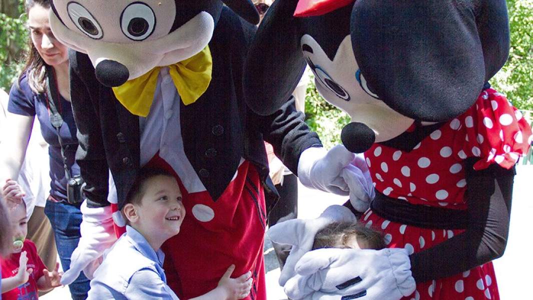 Аниматоры развлекают детей