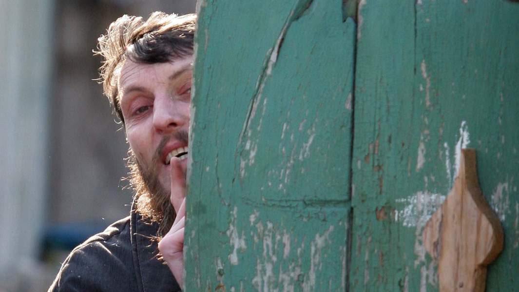 лидер сектантов ожидающих конца света в подземном укрытии