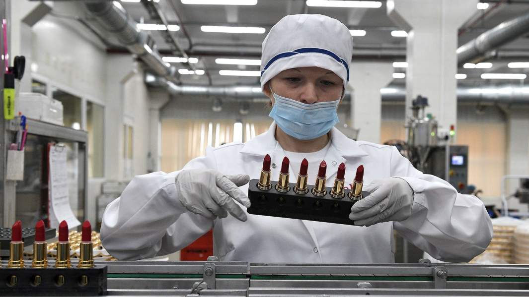 Работница на заводе по производству косметики ОАО "Фаберлик" в Москве