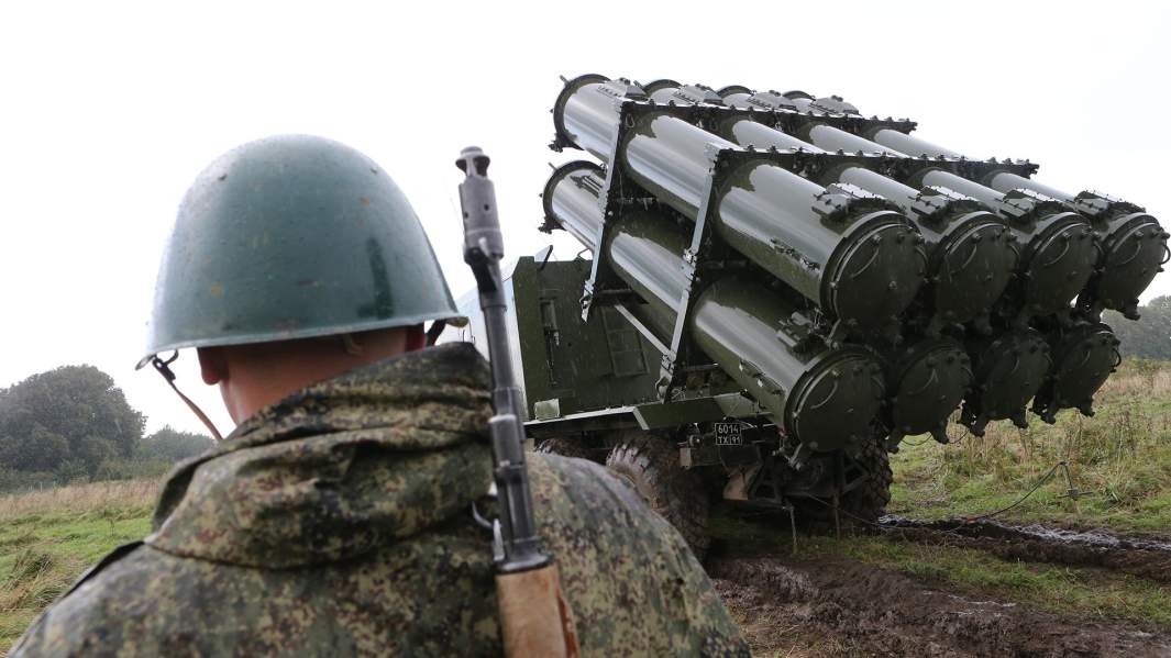 Военнослужащий у берегового ракетного комплекса «Бал»