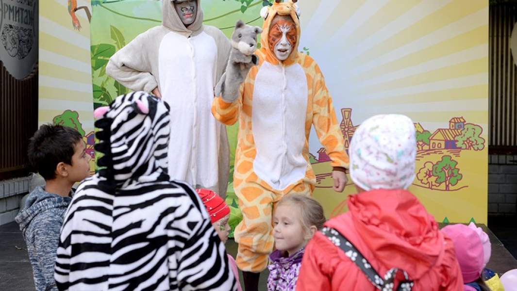 Аниматоры развлекают детей