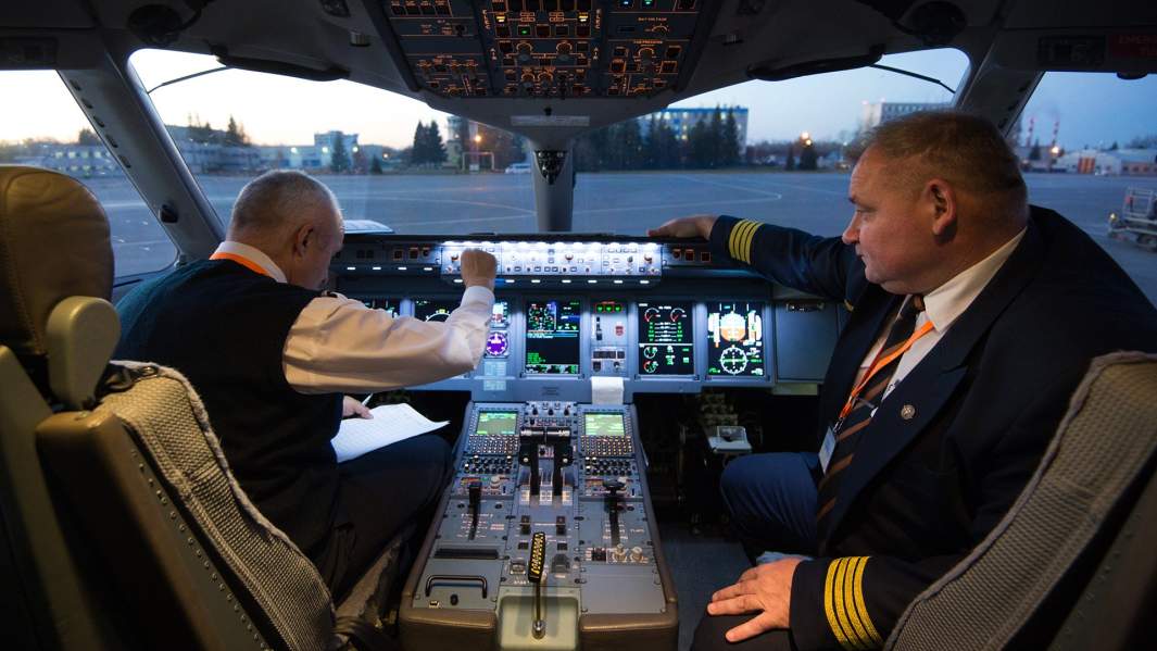 Кабина самолета Sukhoi Superjet 100