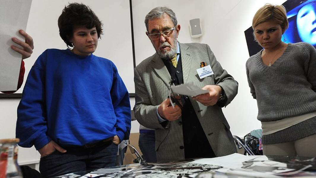 Художник Анатолий Брусиловский во время мастер-класса «Коллаж»