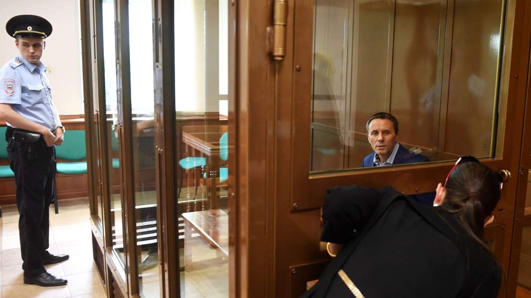 Александр Ламонов (справа), обвиняемый в получении взятки в особо крупном размере, во время вынесения приговора в Мосгорсуде