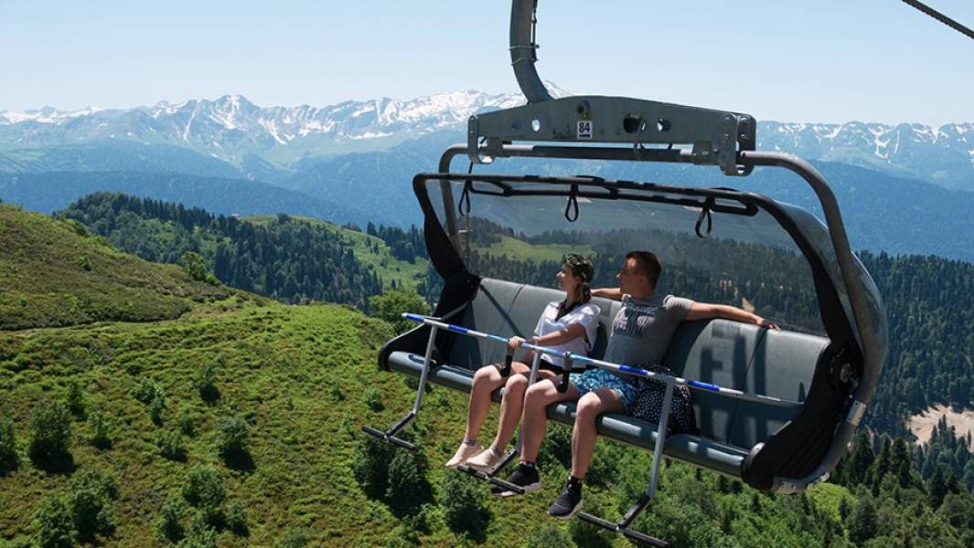 Туристы в фуникулере канатной дороги