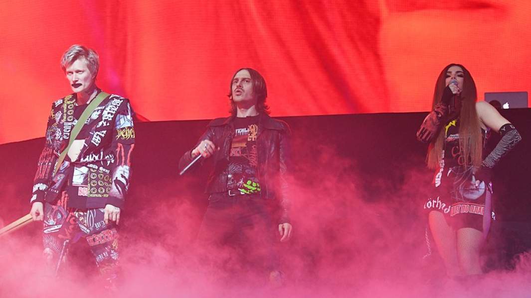 Участники группы LITTLE BIG во время концерта